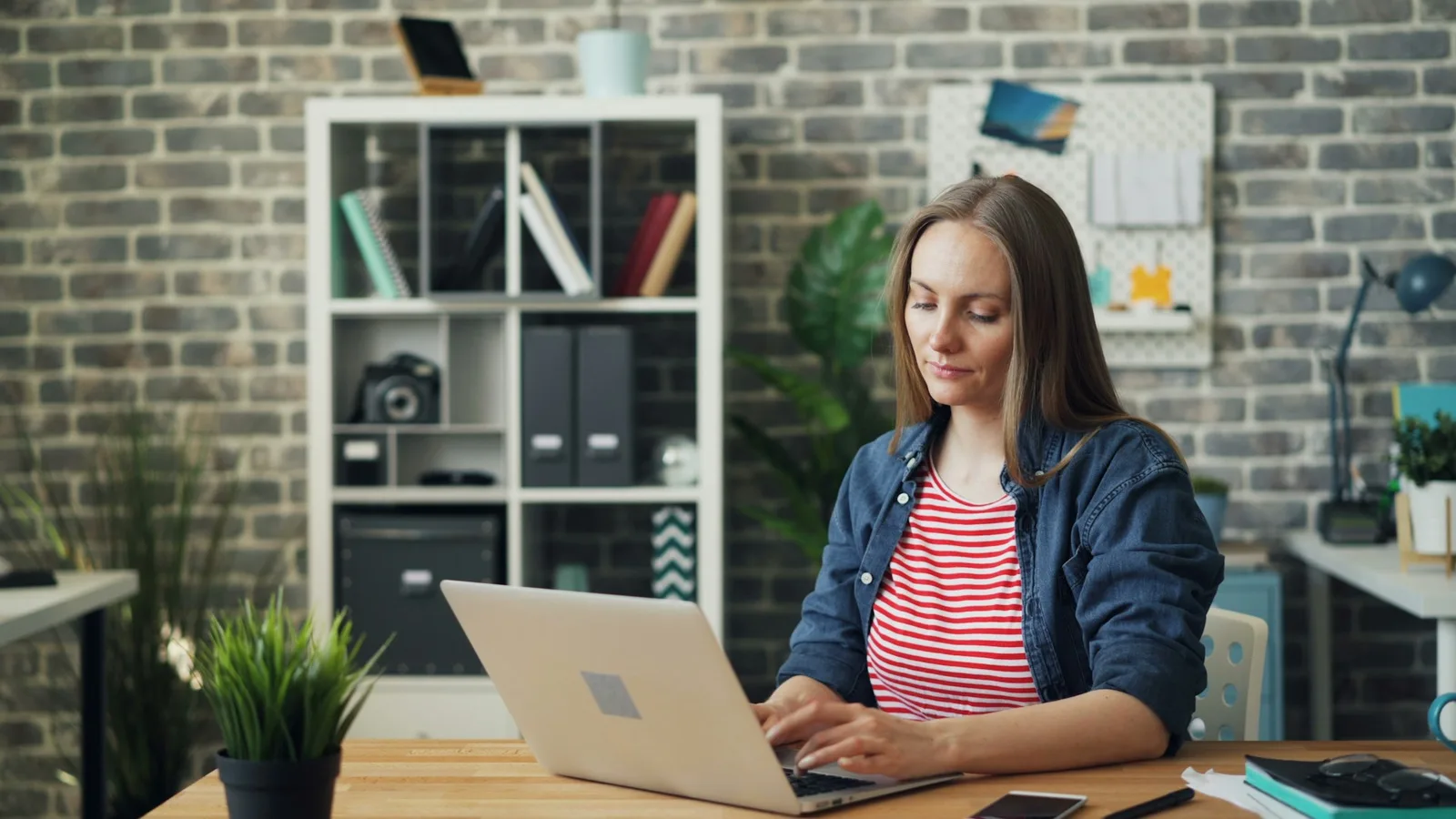 Bureau minimal avec horloge, carnet et tasse de café, évoquant le temps gagné grâce à l'automatisation.