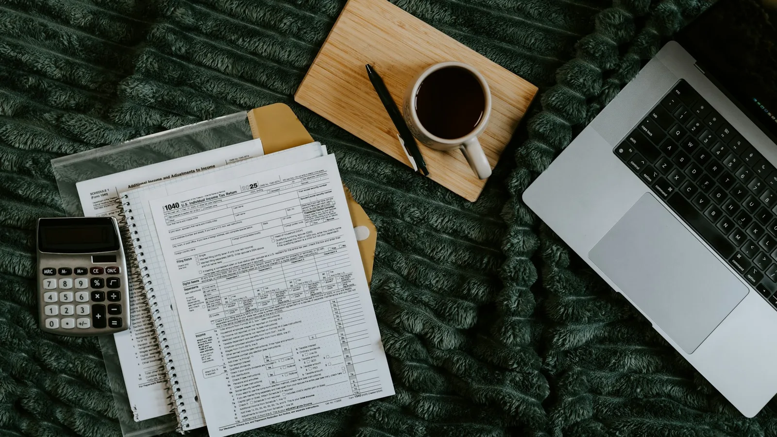 Carnet de comptes ouvert sur un bureau en bois soigné, métaphore du budget transparent pour un site web de commerce indépendant.