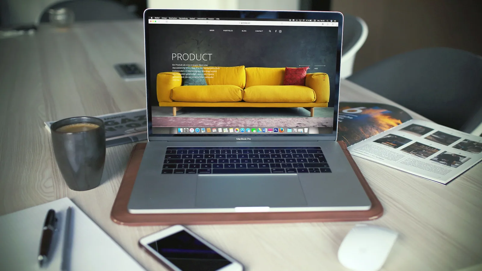 Commerçante indépendante devant la vitrine lumineuse de sa boutique, café à la main, discutant avec un partenaire digital.