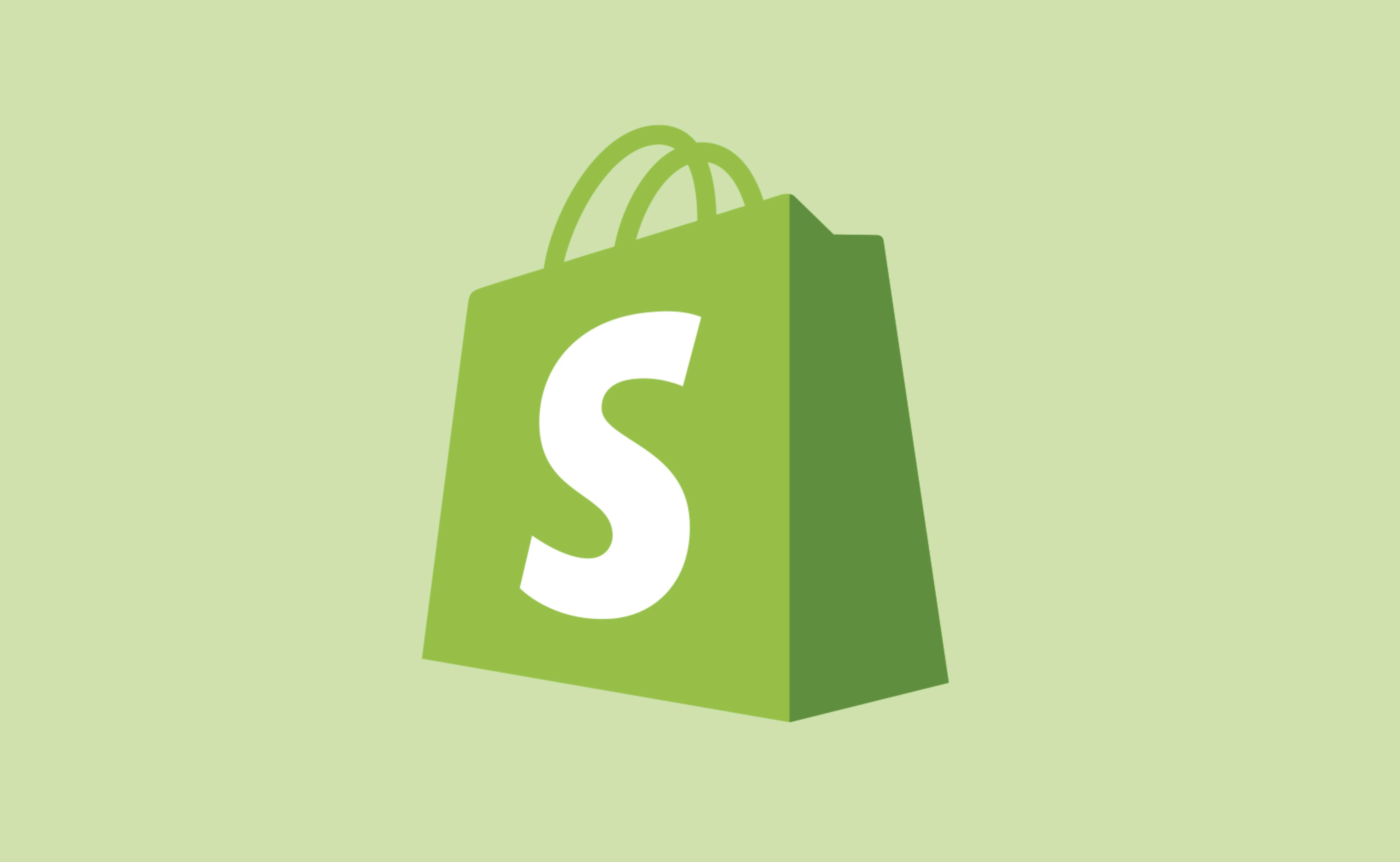 Écrans côte à côte affichant les interfaces d'administration Shopify et WooCommerce pour comparaison.