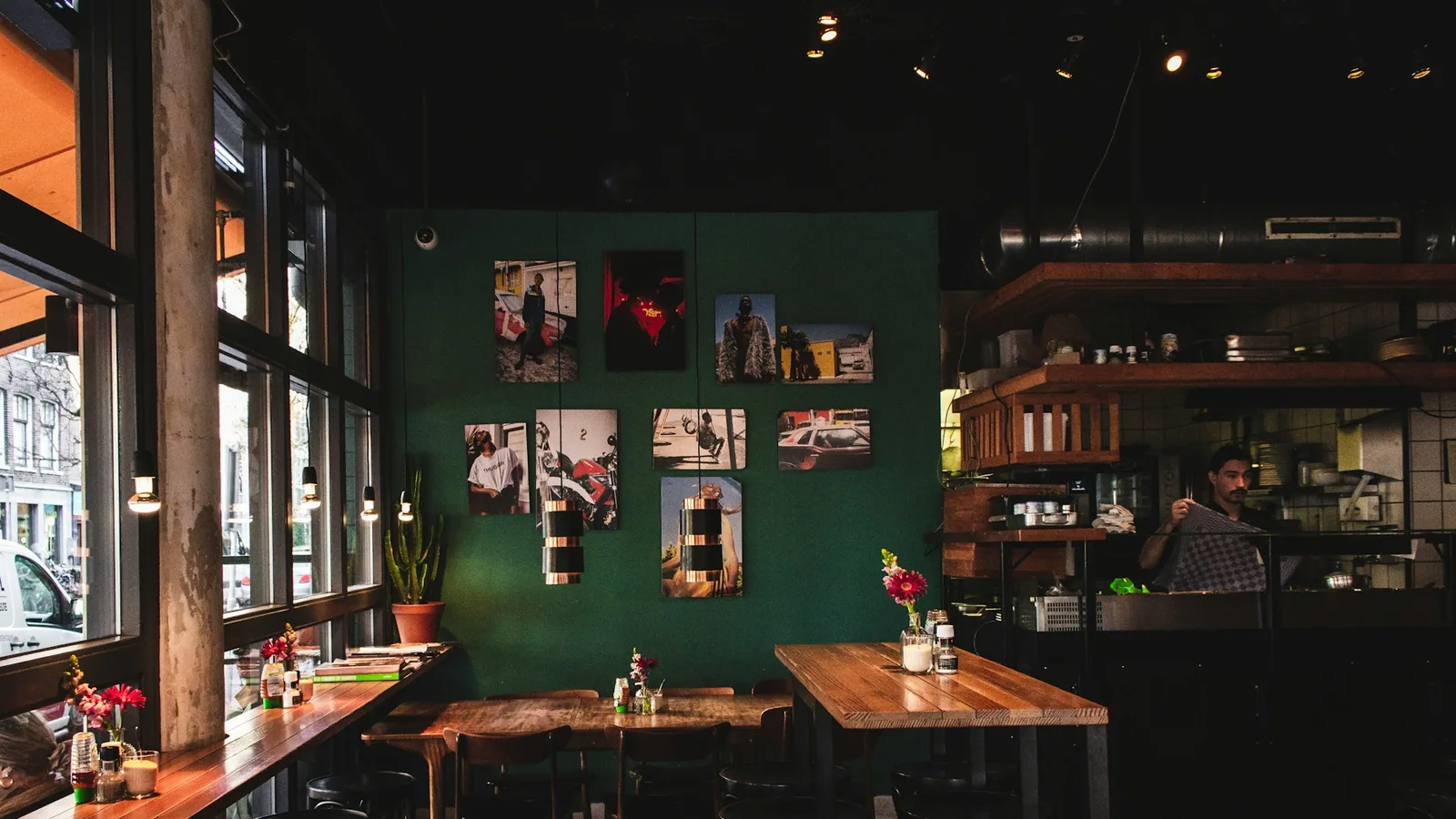 Bistrot de quartier au comptoir en bois avec clientèle d'habitués et ardoise du jour.