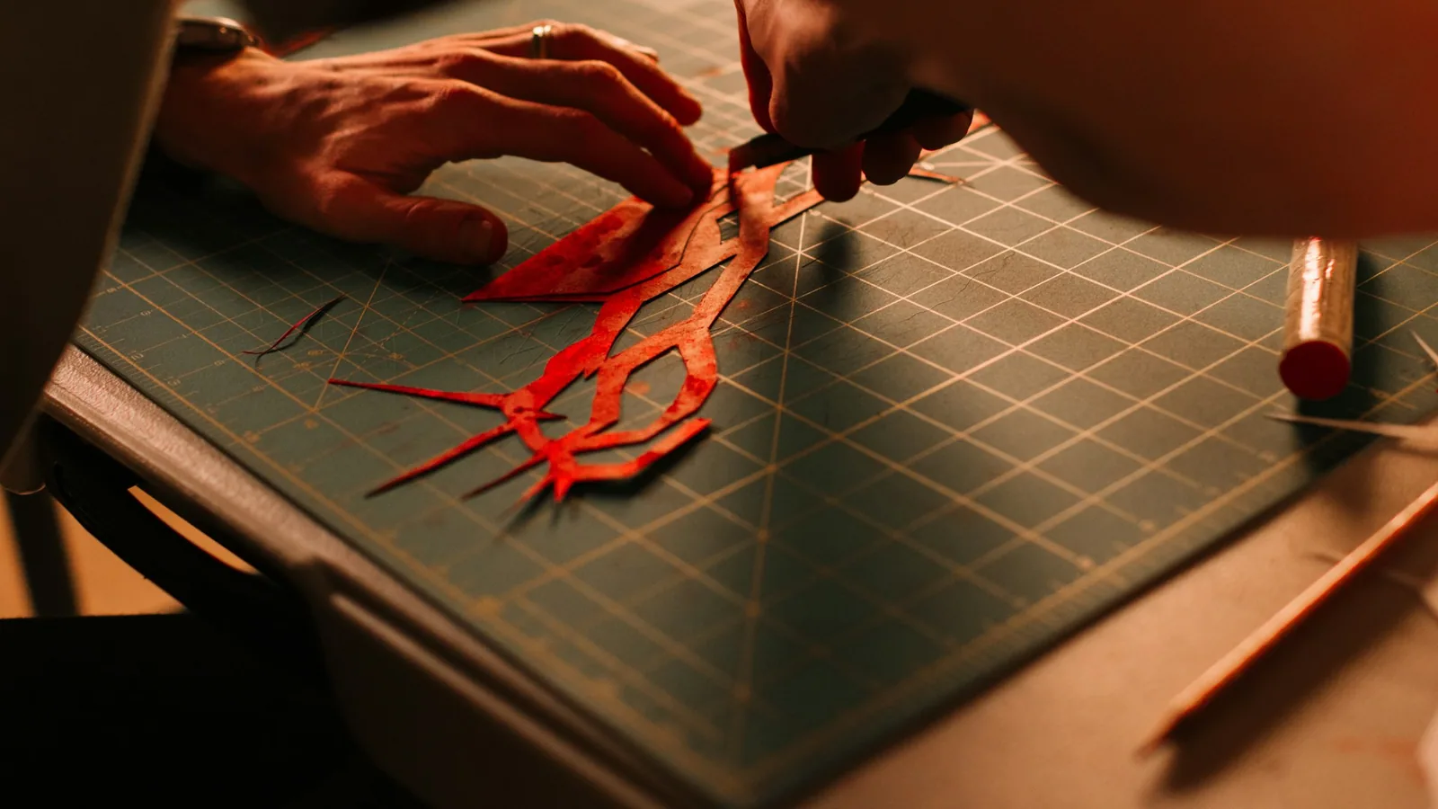 Devanture chaleureuse d'un atelier-boutique d'artisan-créateur, enseigne sobre, vitrine soigneusement composée avec pièces uniques.