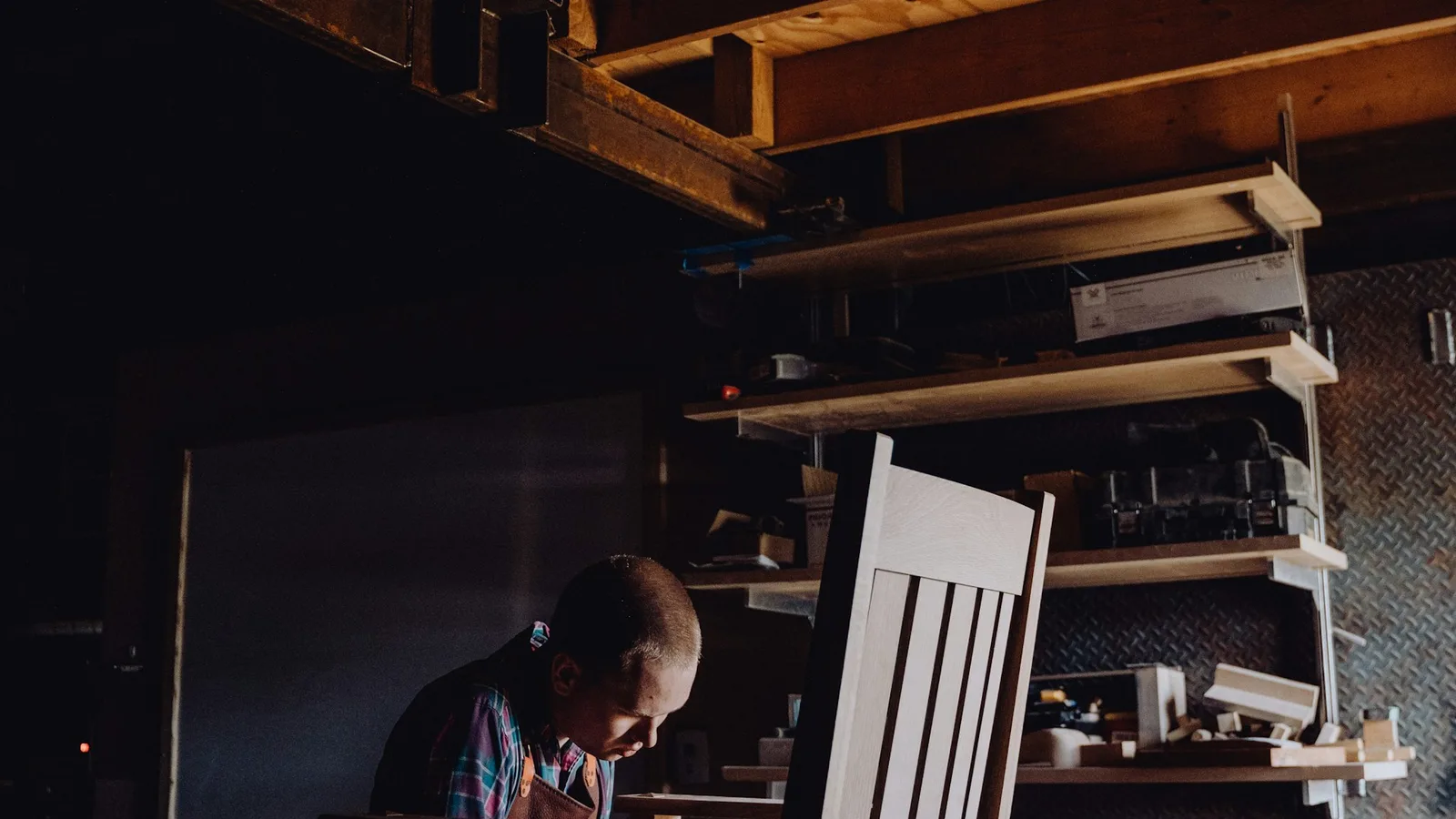Deux ateliers artisanaux côte à côte — l'un industriel, l'autre soigné — métaphore template versus sur-mesure.